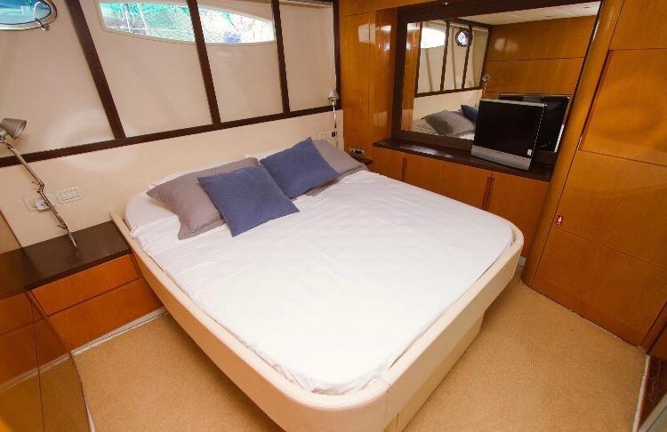 PERSHING YACHT 56 FEET